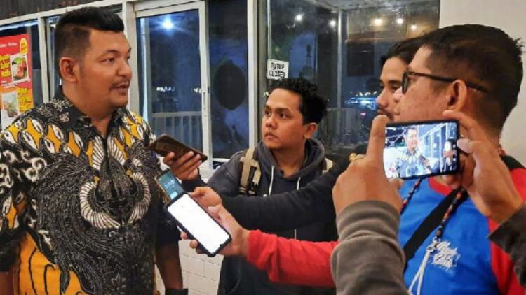 Plt Dirut PSM Rico Rahmadian Albert saat diwawancarai awak media.