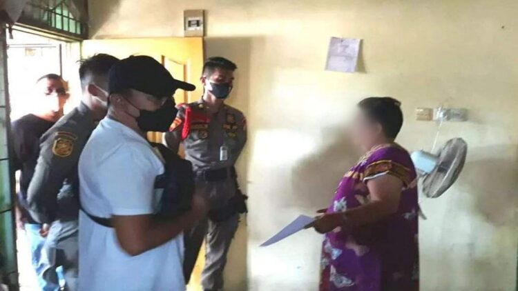 Satuan Polisi Pamong Praja (Satpol PP) menegur pemilik panti pijat karena dianggap melanggar. (IST)