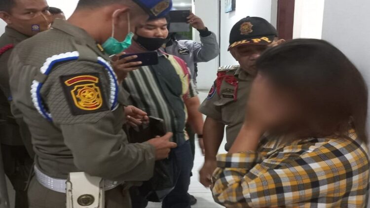 Lagi Asyik Ngamar di Salah Satu Penginapan di Padang, Puluhan ABG Digerebek Satpol PP 1 ABG yang terjaring razia Satpol PP Padang kemudian didata. (IST)