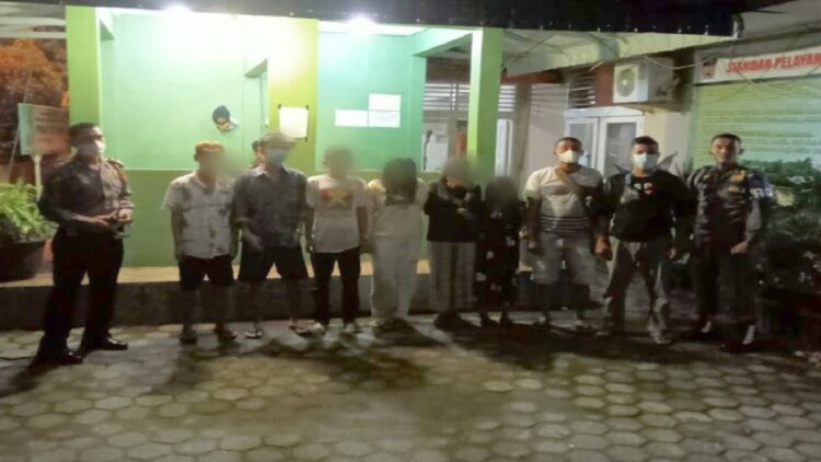 Diduga akan Berbuat Mesum, Tiga Pasang Remaja di Padang Diamankan Warga 1 Satpol PP mengamankan tiga pasang remaja yang diduga melakukan perbuatan asusila di Kota Padang. (IST)