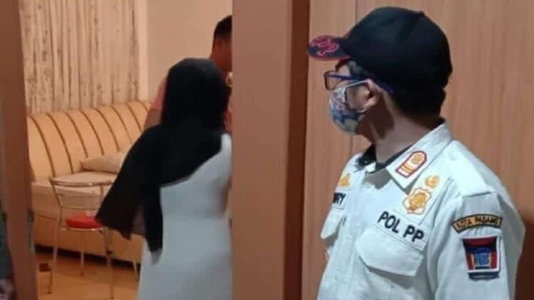 Satpol PP amankan empat wanita dan tiga pria dalam hotel di Padang.