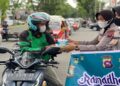 Berkah Ramadan, Polwan Polda Sumbar Berbagi Takjil kepada Masyarakat