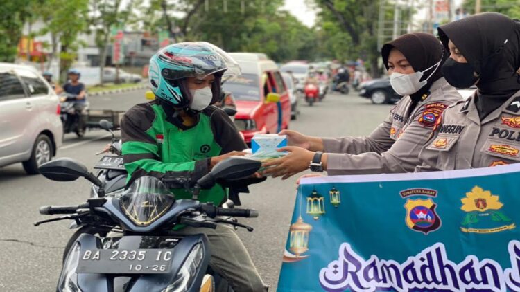 Polwan Polda Sumbar berbagi takjil kepada masyarakat di Kota Padang.