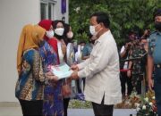 Prabowo Serahkan 53 Unit Rumah untuk Keluarga Korban KRI Nanggala-402