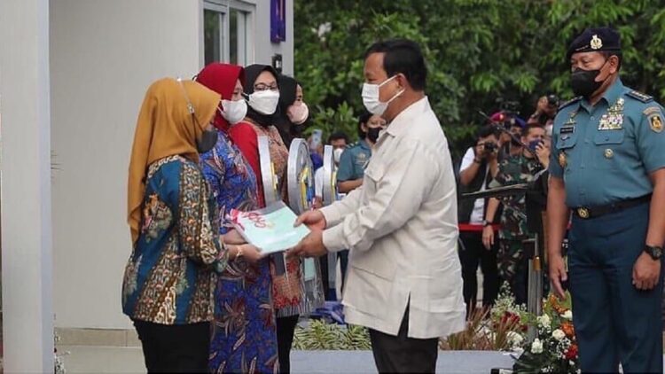 Prabowo Serahkan 53 Unit Rumah untuk Keluarga Korban KRI Nanggala-402 1 Menteri Pertahanan Prabowo Subianto menyerahkan rumah untuk ahli waris Nanggala-402.