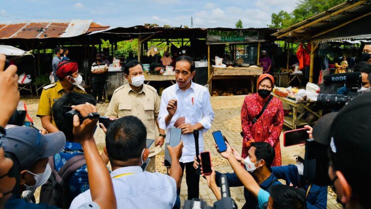 Presiden Jokowi Minta Kasus Minyak Goreng Diusut Tuntas 1 Presiden memberikan keterangan pers usai menyerahkan bansos di Pasar Bangkal, Sumenep, Jatim, Rabu (20/04/2022). (Foto: BPMI Setpres/Laily Rachev)