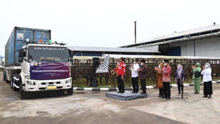 Presiden Jokowi melepas komoditas pinang biji untuk diekspor di pabrik CV Indokara, Kabupaten Muaro Jambi, Provinsi Jambi, Kamis (07/04/2022). (Foto: BPMI Setpres/Lukas)