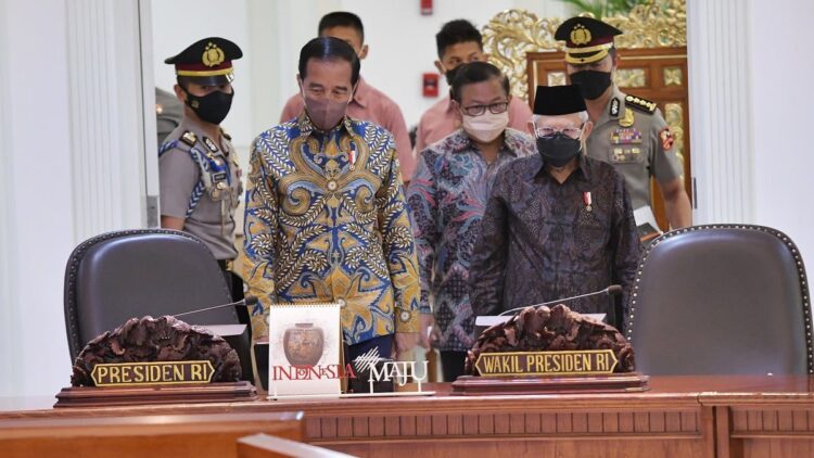 Pemerintah Pertajam DAK Tahun 2023 untuk Pembangunan Daerah 1 Presiden Jokowi didampingi Wapres Ma’ruf Amin dan Seskab Pramono Anung memasuki ruang Ratas, di Kantor Presiden, Jakarta, Kamis (14/04/2022). (Foto: Humas Setkab/Rahmat)