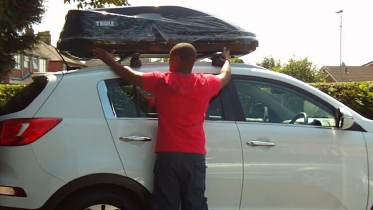 Pasang Roof Box untuk Persiapan Mudik, Begini Caranya! 1 Ilustrasi pemasangan roof box di mobil. (net(