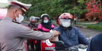 Jelang Berbuka, Ratusan Takjil Dibagikan Polresta Padang di Jalanan 8 Jelang Berbuka, Ratusan Takjil Dibagikan Polresta Padang di Jalanan