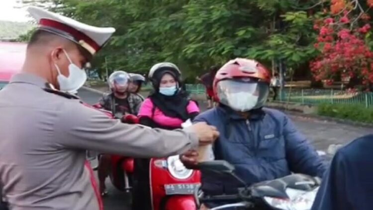Satlantas Polresta Padang bagikan takjil di jalanan Padang.