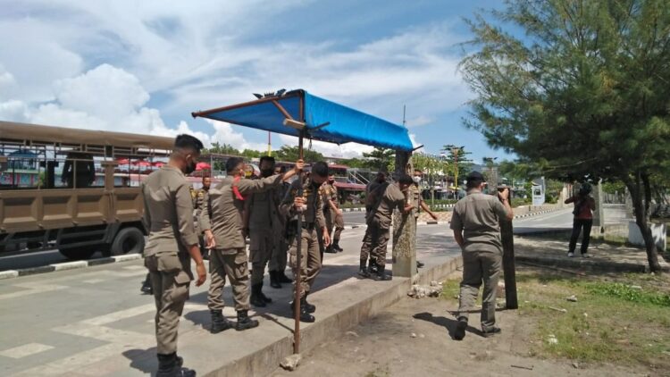 Satpol PP Padang tertibkan bangunan liar di Pantai Padang.