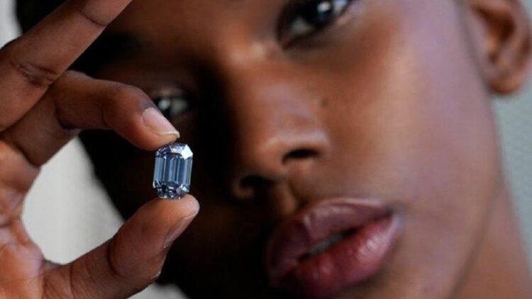 Dijual di Pasar Lelang, Berlian Biru Terbesar di Dunia Laku Rp830 M 1 Berlian biru terbesar di dunia. (AFP)