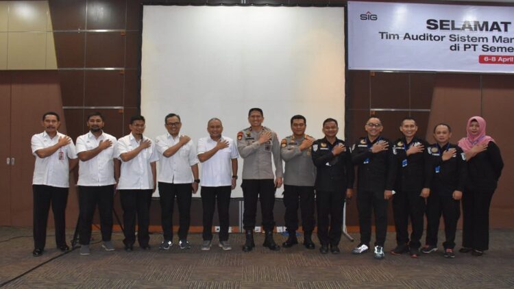 Direktur Keuangan dan Umum PT Semen Padang, Oktoweri (lima dari kiri) dan staf pimpinan diabadikan bersama tim Auditor Baharkam Mabes Polri yang dipimpin Dirpamobvit Baharkam Polri Brigjen. Pol. Suhendri, S.H., S.I.K (enam dari kiri) bersama jajaran, dalam kunjungan ke PT Semen Padang, Rabu (6/4/2022).