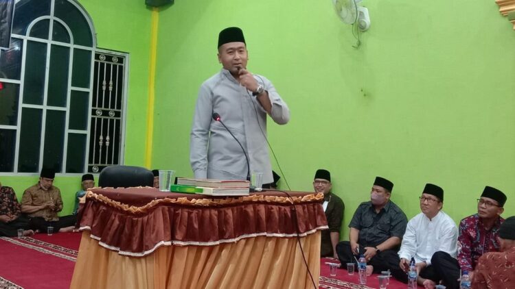 Wagub Audy Sebut Banyak Potensi Tersembunyi di Pessel dalam Bidang Wisata dan Pertanian 1 Wakil Gubernur Audy Joinaldy saat memberi sambutan ketika kunjungan TSR Pemprov Sumbar ke Pessel.