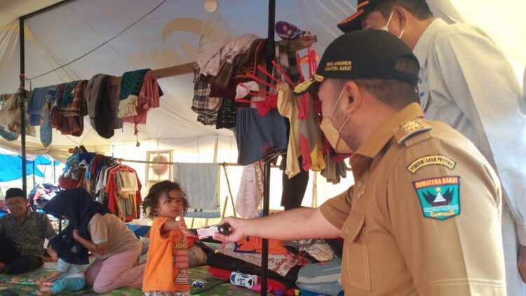 Wagub Audy berikan sebuah yogurt untuk anak korban gempa di Pasaman Barat.