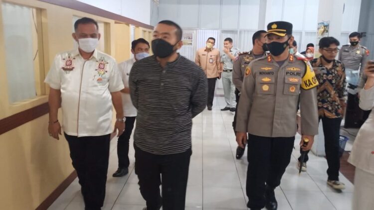 Wagub Sumbar Tegaskan Jangan Ada Pungli di Samsat 1 Wakil Gubernur Sumatera Barat Audy Joinaldy kembali melakukan kunjungan ke kantor Sistem Administrasi Manunggal Satu Atap (Samsat) secara mendadak, guna menyaksikan proses pelayanan kepada warga sebagai wajib pajak.