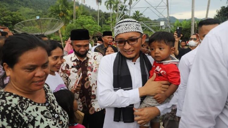 Pemko Padang Salurkan Rp825 Juta untuk Bedah Rumah Keluarga Tidak Mampu 1 Wali Kota Hendri Septa menggendong anak salah seorang warga yang terpilih dalam Program Semata Pemko Padang saat menjemputnya ke Bungus Teluk Kabung.