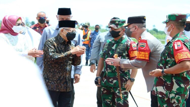 Wapres datang ke Sumbar disambut Kapolda.