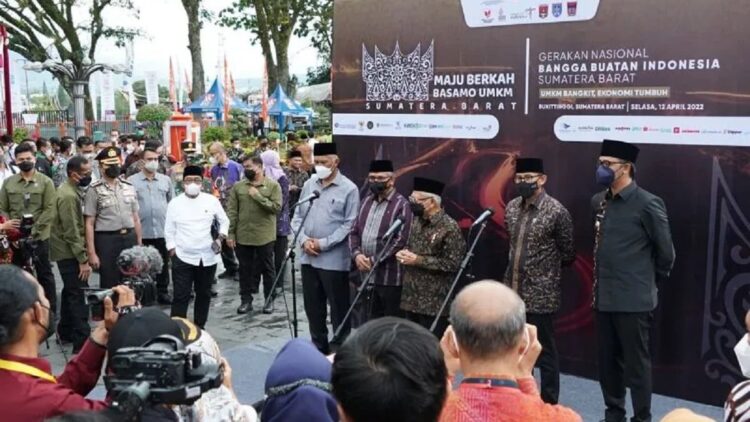 Wapres Ma'ruf Amin Dukung Ekonomi Syariah di Sumbar 1 Wapres di Bukittinggi.