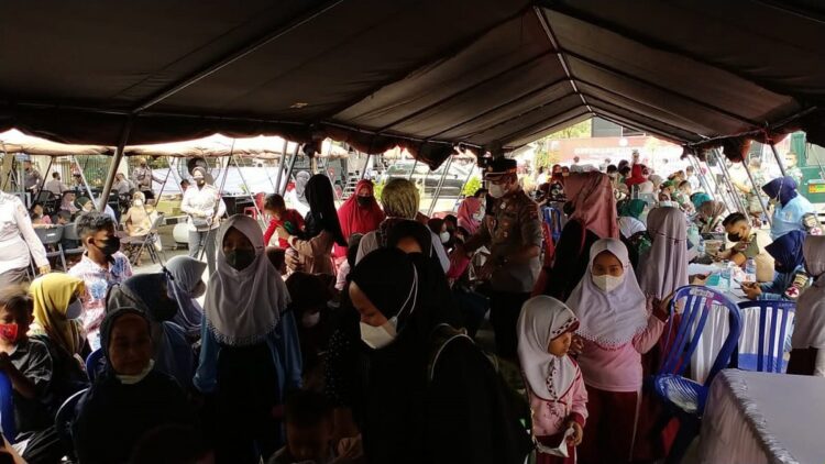 Kapolsek Lubukbegalung Kompol Camri Nasution memantau proses vaksinasi anak usia 6-11 tahun. (IST)