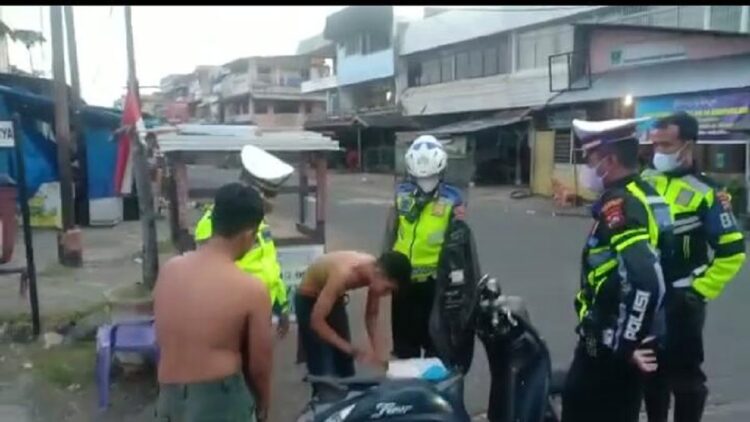 Jajaran Satlantas Polresta Padang menjaring pengendara motor yang menggunakan knalpot racing saat patroli sahur. (IST)