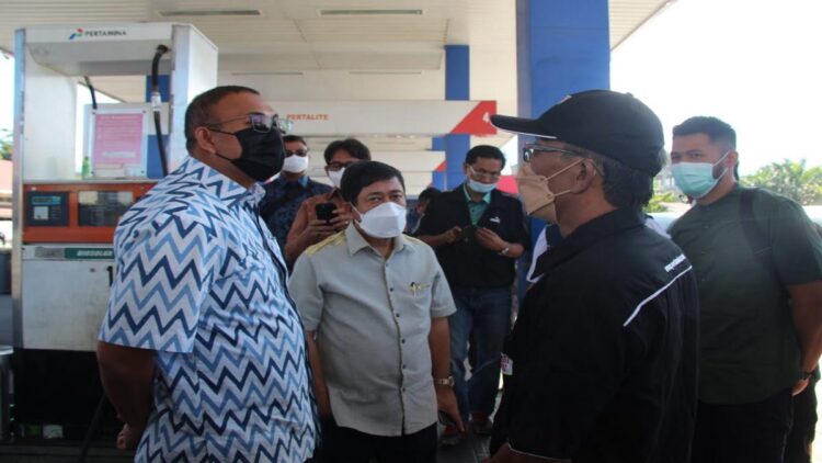 Anggota Komisi VI DPR RI Andre Rosiade bersama Direktur Utama Pertamina Patra Niaga, Alfian Nasution berbincang langsung dengan salah satu pengelola SPBU saat melakukan pengecekan solar bersubsidi di Kota Padang, Jumat (1/4/2022).