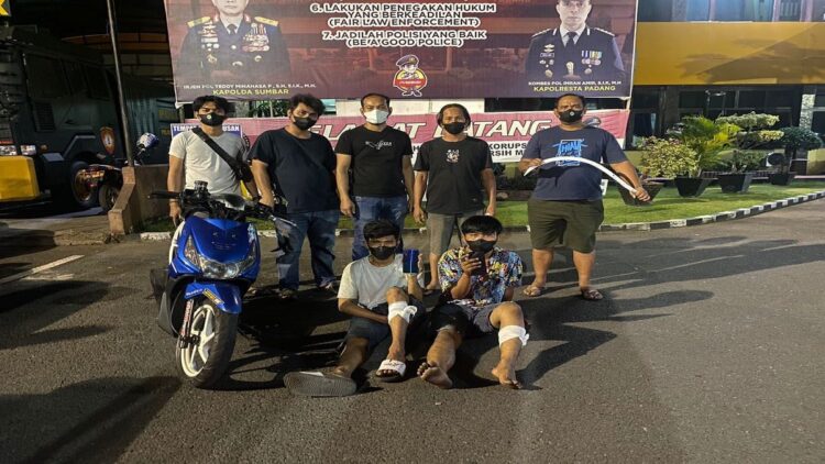 Polresta Padang meringkus dua pemuda pelaku pemerasan menggunakan senjata tajam. (IST)