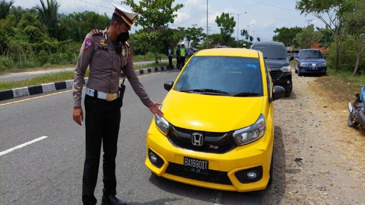 Kasubnit BM Satlantas Polresta Padang Ipda Muhammad Fajri memperlihatkan salah satu modifikasi TNKB yang melanggar. (IST)