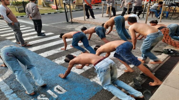 Gawat! Polisi Sita Golok dan Tombak saat Tangkap 13 Pelaku Tawuran di Padang 1 Pelaku tawuran saat digiring ke Mapolresta Padang. (IST)