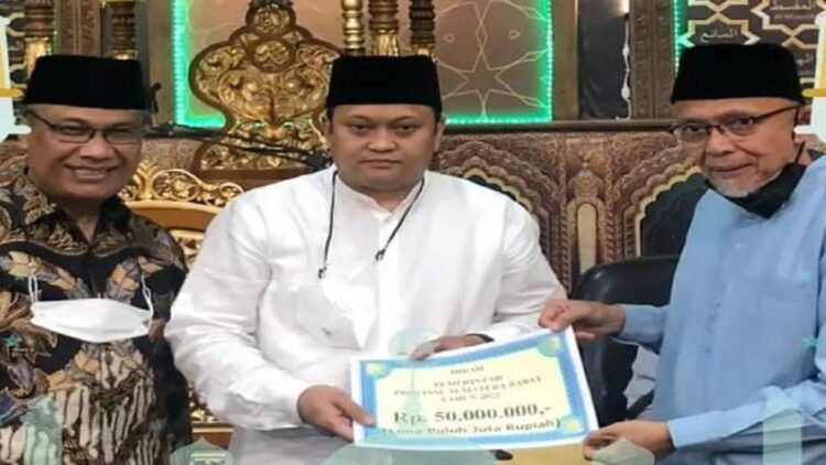 Dirlantas Polda Sumbar Kombes Pol Hilman Wijaya menyerahkan bantuan dari tim safari Ramadhan Provinsi Sumbar di Bukittinggi. (IST)