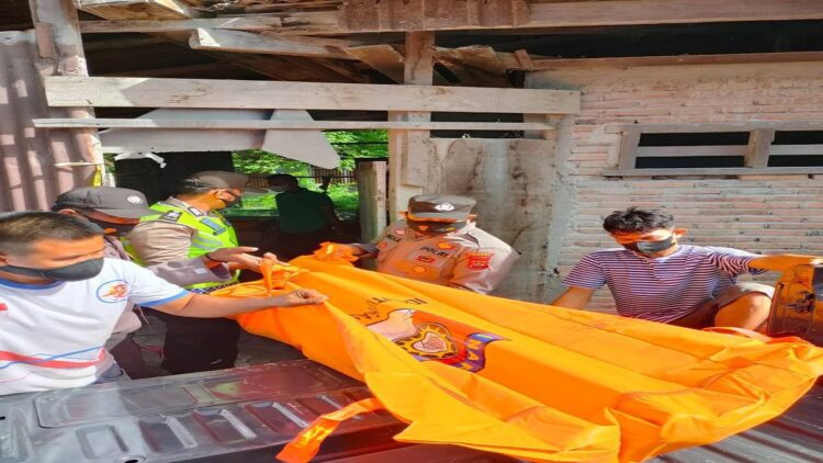 Polisi mengangkut jenazah korban diduga gantung diri menggunakan kantong mayat. (IST)