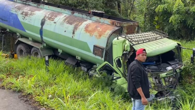 Truk CPO mengalami rusak berat di bagian depan usai terlibat kecelakaan di kawasan Panorama II, Indarung. (IST)