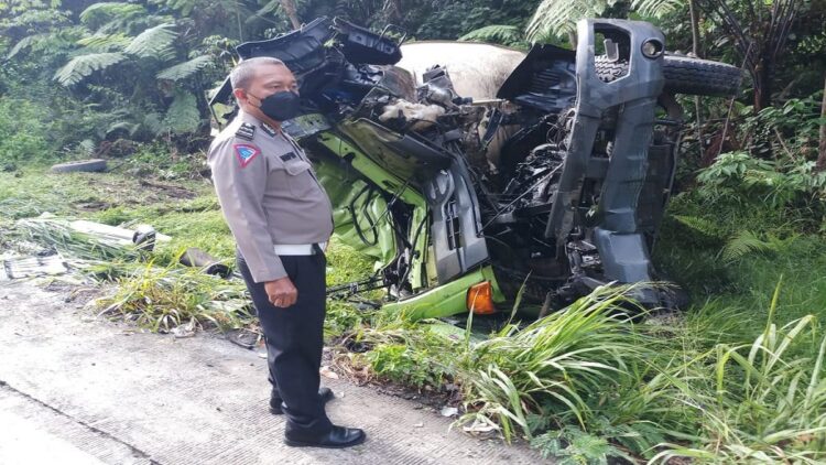 Polisi melakukan olah TKP kejadian kecelakaan truk di Panorama II Sitinjau Lauik. (IST)