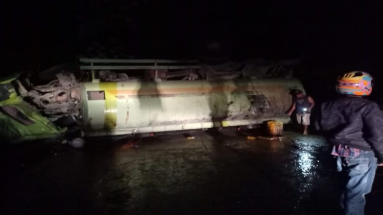 Proses evakuasi truk terguling dan tumpahan CPO di kawasan Sitinjau Lauik. (IST)