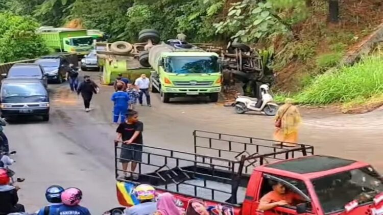 Lokasi kecelakaan truk di Panorama I Sitinjau Lauik sudah bisa dilalui kendaraan dari dua arah. (IST)
