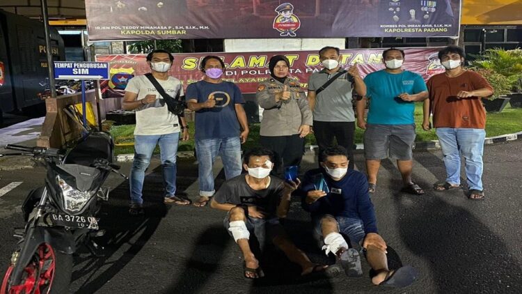 Dua pencuri HP di Padang ini dilumpuhkan dengan timah panas oleh Tim Klewang Satreskrim Polresta Padang. (IST)