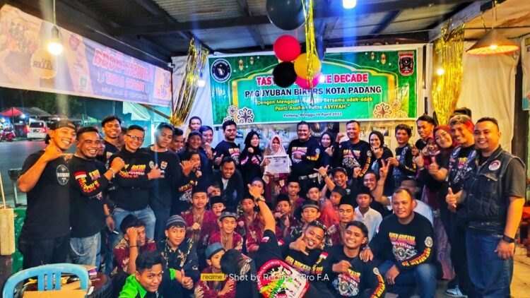 Paguyuban Bikers Kota Padang berbagi bersama anak panti asuhan merayakan hari jadi ke-10 tahun komunitas tersebut. (IST)