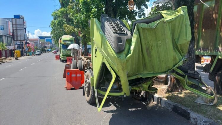 Truk CPO yang terguling di kawasan Sitinjau Lauik sudah dievakuasi ke Unit Laka Lantas Polresta Padang. (IST)
