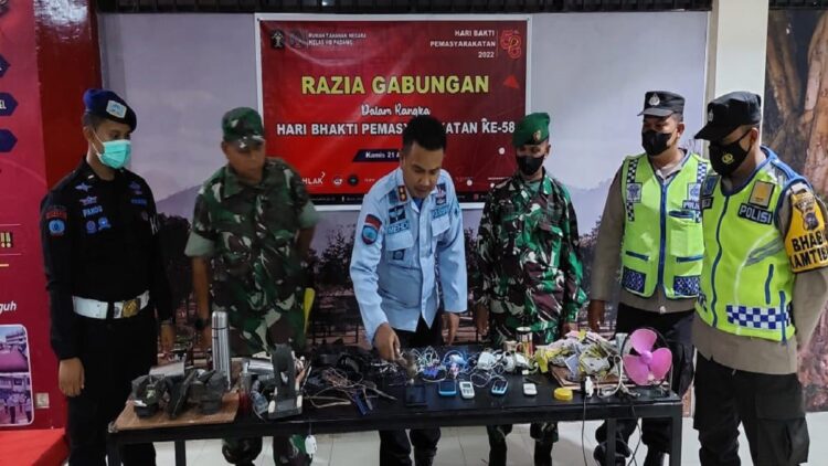 Petugas Rutan Padang lakukan razia dan menemukan sejumlah barang terlarang. (IST)