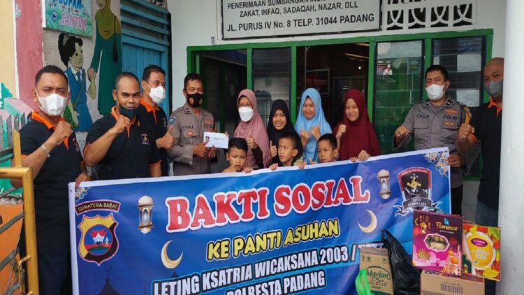 Anjangsana ke Sejumlah Panti Asuhan, Leting TFTT Polresta Padang Bagikan Sembako 1 Anggota Polri Leting TFTT Polresta Padang menggelar bakti sosial ke panti asuhan di Kota Padang. (IST)