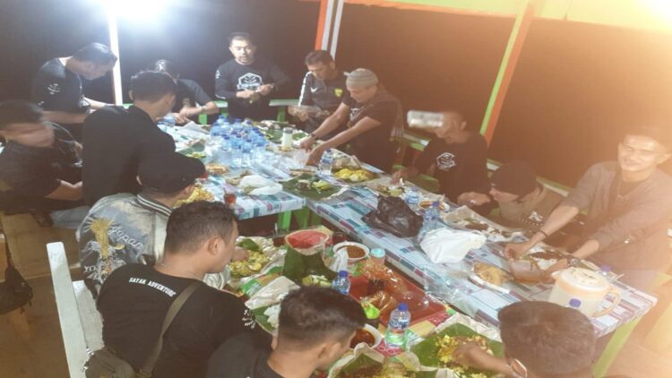 Komunitas Motor Sayakadventure Bukber di Sitinjau Lauik. (IST)