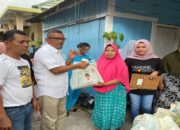 Andre Rosiade Bagikan Puluhan Ribu Paket Sembako di Sumbar