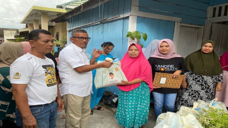 Andre Rosiade Bagikan Puluhan Ribu Paket Sembako di Sumbar 1 Pengurus DPD Partai Gerindra Sumbar Joni Rusjan dan Nurhaida menyerahkan bantuan paket sembako dari Ketua DPD Partai Gerindra Sumbar Andre Rosiade. (IST)