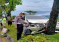 Diduga Sopir Mengantuk, Mobil Innova Ringsek usai Tabrak Pohon Pelindung di Padang