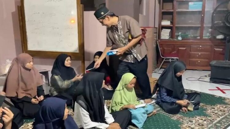 Gelar Ramadhan Charity, Padang Max Owners Santuni Anak-anak Panti Asuhan 1 Komunitas Padang Maxs Owner (Pamer's) Kota Padang menyerahkan santunan kepada anak-anak panti asuhan. (IST)