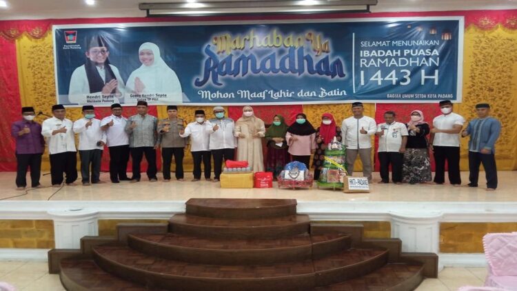 Buka Bersama di Palanta, Wako Padang Nyatakan Siap Dukung Program-program Pertanian HKTI 1 Foto bersama Wali Kota Padang Hendri Septa dengan pengurus HKTI Sumbar dan Padang serta stakeholder lainnya saat buka bersama, Senin (25/4/2022)