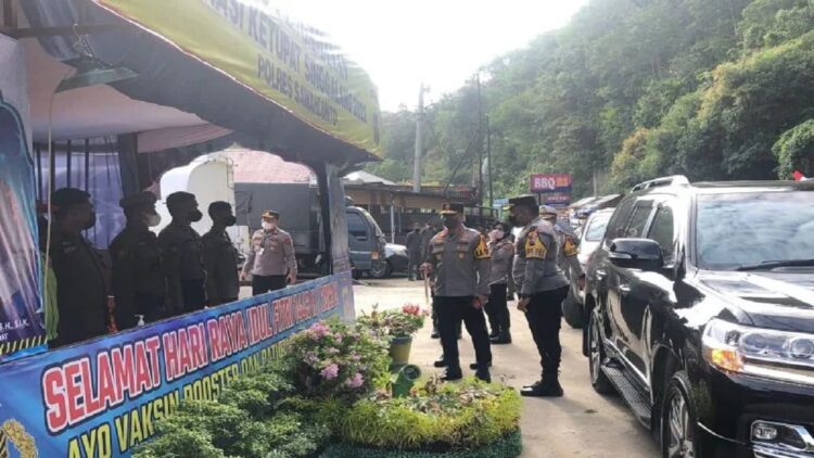 Kapolda Sumbar Irjen Pol Teddy Minahasa Putra meninjau pos pengamanan di Muaro Kalaban Kota Sawahlunto. ANTARA/ HO Polda Sumbar.