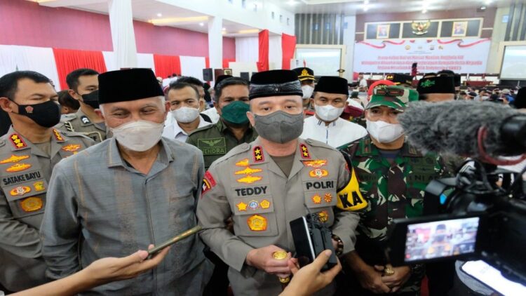 Kapolda Sumbar Irjen Pol Teddy Minahasa bersama Gubernur Sumbar diwawancarai wartawan usai prosesi cabut ba'iat ex NII di Dharmasraya, Rabu (27/4/2022). (IST)