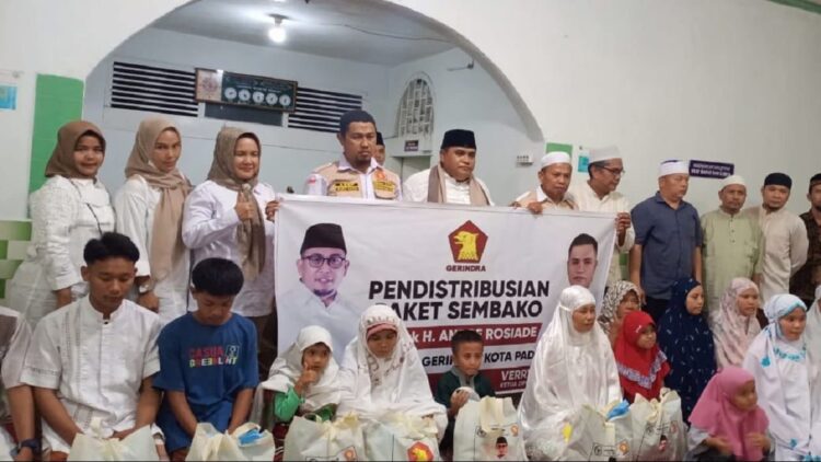 DPC Gerindra Padang Bagikan Ribuan Paket Sembako Andre Rosiade 1 DPC Gerindra Padang membagikan ribuan paket sembao Andre Rosiade. (IST)